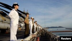 Para pelaut dan marinir berbaris di kapal amfibi USS Essex saat singgah di pelabuhan usai menyelesaikan latihan bersama Exercise Talisman Saber 2007 di Shoalwater Bay, 4 Juli 2007. (Foto: U.S. Navy/Mass Communication Specialist 2nd Class Corey Truax/Handout via Reuters)