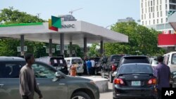 FILE—People queue to buy fuel at a petrol station in Lagos, Nigeria, May 30, 2023. 