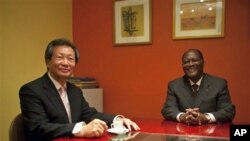 Shugaban 'yan hamayya na Ivory Coast,Allassane Ouattara da manzon Majalisar Dinkin Duniya zuwa Ivory Coast, Choi Young-Jin.