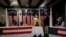 Joe Casey, vote à Dixville Notch, New Hampshire, le 3 novembre 2020. REUTERS/Ashley L. Conti