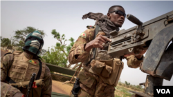 Des soldats de l'armée malienne lors d'une patrouille sur une route entre Mopti et Djenne, dans le centre du Mali, le 28 février 2020.