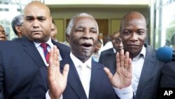 Presiden Afrika Selatan Thabo Mbeki (tengah) mengajukan proposal untuk menengahi konflik kedua Sudan.