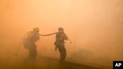 Les pompiers en pleine action le long de l'autoroute Ronald Reagan (118) à Simi Valley, Californie, le 12 novembre 2018.