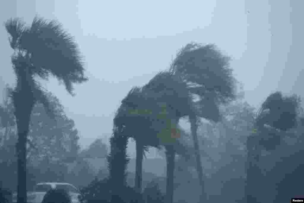 Uragan Majkl hara po plaži Panama City Beach-a na Floridi. 10. 10. 2018.