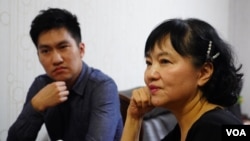 霍先生和他的母親接受美國之音採訪。