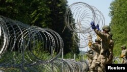 Литовские военные укрепляют участок границы с Беларусью. 9 июля 2021г. 