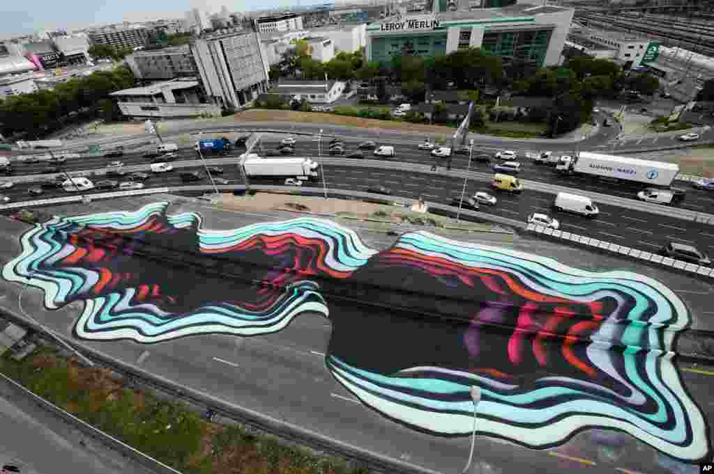 A street painting, suggesting a 3D portal, by German street artist called 1010, is seen near the Paris bypass, France.&nbsp; 1010 has similar spray paintings in different cities around the world.