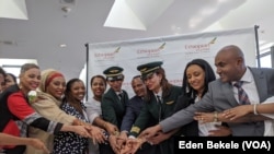 La compagnie aérienne Ethiopian Airlines a effectué un vol d'Addis Abeba à Washington avec un équipage entièrement féminin, le 8 mars 2020. (Eden Bekele/VOA)