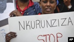 Des manifestants protestent contre la politique menée au Burundi devant le siège de l'ONU, à New York, le 26 avril 2016.