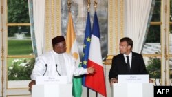 Le président nigérien Mahamadou Issoufou et le président français Emmanuel Macron donnent une conférence de presse conjointe après leur rencontre à l'Elysée à Paris, le 4 juin 2018.