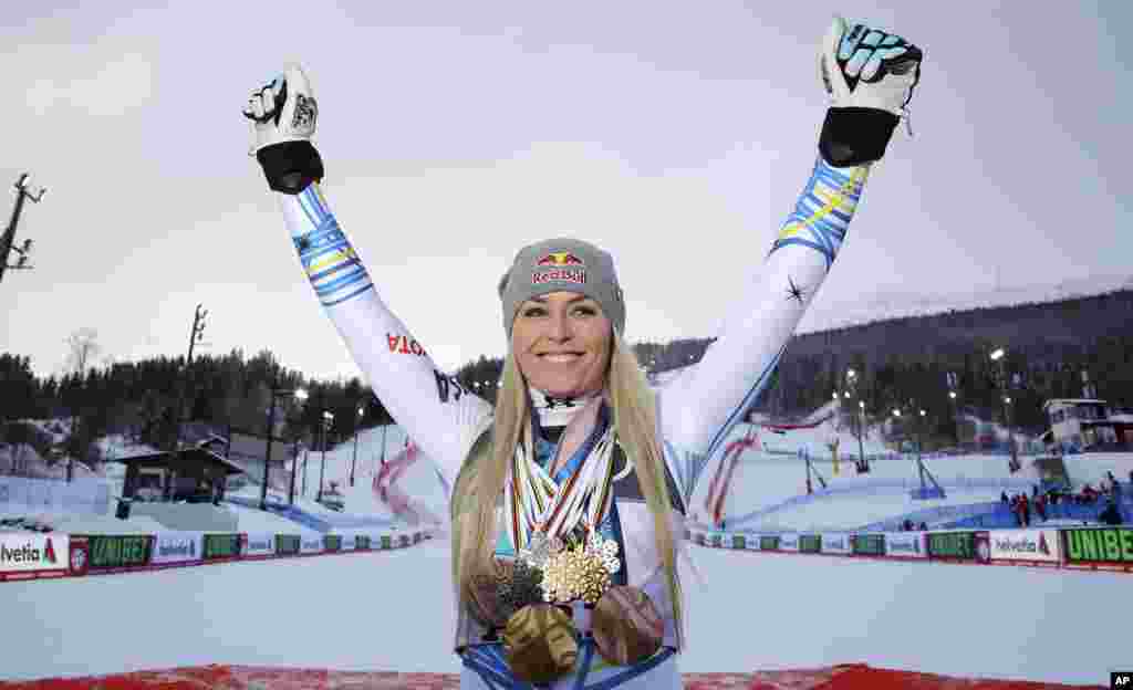 កីឡាការនី Lindsey Vonn របស់​អាមេរិក​ឈរ​ថត​រូប​ជាមួយ​នឹង​មេដាយ​របស់​នាង បន្ទាប់​ពី​ការ​ប្រកួត​សម្រាប់​ពានរង្វាន់​ជិះ​ស្គី​ចុះ​ពី​លើ​ភ្នំ​ពិភពលោក នៅ​ក្នុង​ក្រុង Are ប្រទេស​ស៊ុយអែត។