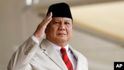 Menteri Pertahanan Prabowo Subianto memberi hormat kepada pengawal kehormatan di Kementerian Pertahanan Malaysia di Kuala Lumpur, Kamis, 14 November 2019. (Foto: AP/Vincent Thian)