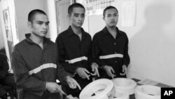 ຊາວໜຸ່ມລາວຈໍານວນນຶ່ງ ທີ່ເປັນໂຈນລັກເຄື່ອງຂອງ ຂອງປະຊາຊົນ ທີ່ຖືກຈັບໄດ້ຫວ່າງໝໍ່ໆ ມານີ້