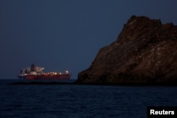 دیمەنی کەنارگرتنی کەشتییەکە لە کەناراوەکانی عومان دوای ئەوەی بەهۆی داخراوی گەرووی هورمزەوە نەیتوانی لە تەنگەبەرەکە بپەڕێتەوە. وێنەکە لە 10ی سێی 2026 گیراوە.