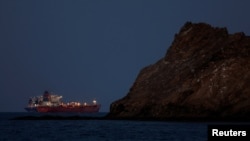 在美以与伊朗发生冲突期间，霍尔木兹海峡交通中断，图为“卡利斯托号”油轮停泊在阿曼首都马斯喀特。(2026年3月10日)