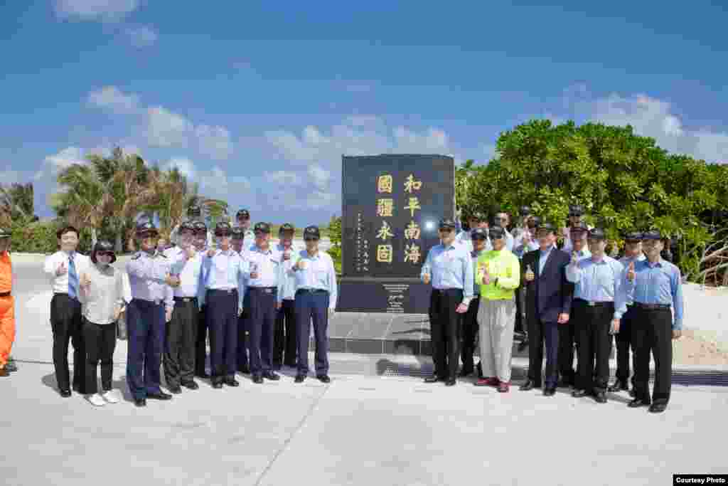 马总统于码头落成纪念碑前合影（台湾总统府）