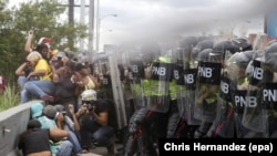 Venezuelan opposition supporters clash with police during a demonstration in Caracas, Venezuela. (June 7, 2016)