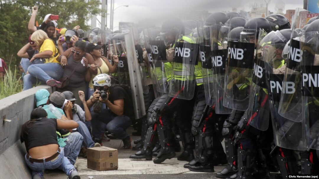 Người biểu tình đối lập đụng độ với cảnh sát ở thủ đô Caracas, Venezuela, ngày 7/6/2016.