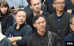 香港大學法律系副教授戴耀廷(左一)。（美國之音湯惠芸攝）