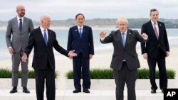 Pemimpin G-7 berpose di sela KTT di Inggris. (Foto: AP)