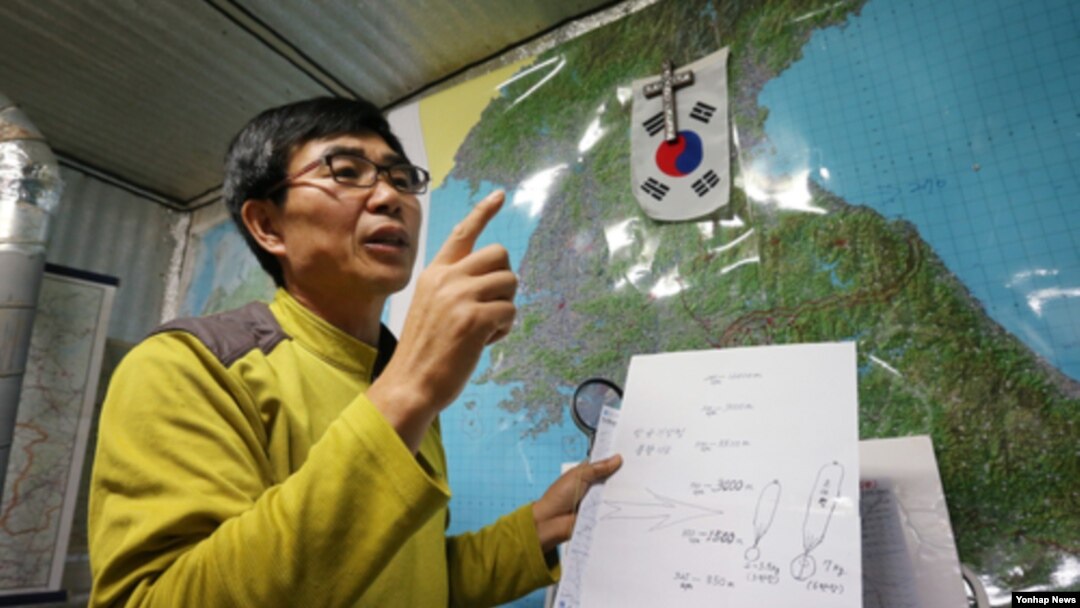 ‘북한동포직접돕기운동’ 대북풍선단장 이민복 씨가 자택에서 전단살포 방법을 설명하고 있다. (자료사진)