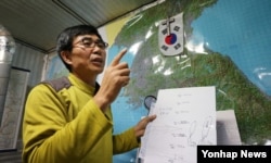 이민복 대북풍선단 대표가 전단살포 방법을 설명하고 있다. (자료사진)
