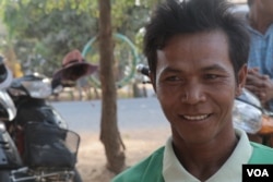 Deu Yuch, a rice farmer, is concerned that his debt might not be paid off if he continues to lose profit from rice farming, in Banteay Meanchey, Feb. 22, 2019 (Sun Narin/VOA Khmer)