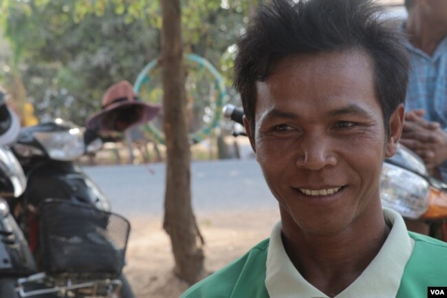 Deu Yuch, a rice farmer, is concerned that his debt might not be paid off if he continues to lose profit from rice farming, in Banteay Meanchey, Feb. 22, 2019 (Sun Narin/VOA Khmer)