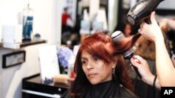 Di salon pengeringan dan penataan rambut, penata rambut tidak menggunting atau mencat rambut, tetapi mencuci, mengeringkan dan menatanya agar terlihat mempesona (foto: Dok). 