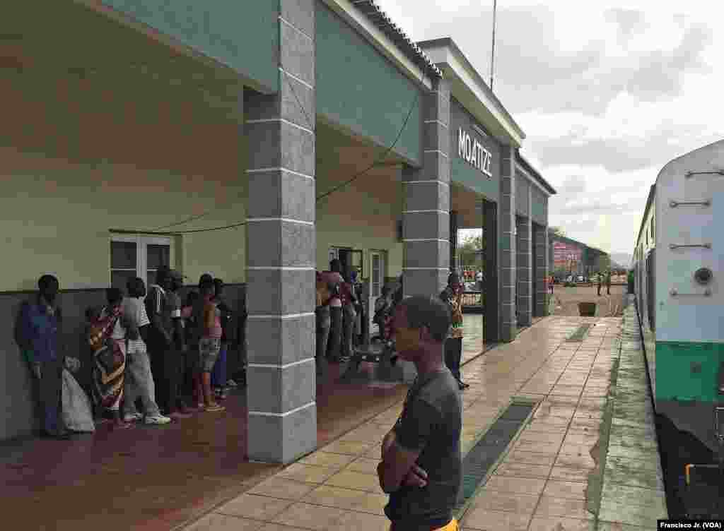 Pessoas em fila para comprar bilhete de comboio na estação dos Caminhos de Ferro de Moçambique em Moatize