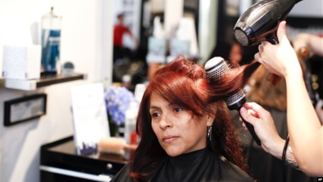 Di salon pengeringan dan penataan rambut, penata rambut tidak menggunting atau mencat rambut, tetapi mencuci, mengeringkan dan menatanya agar terlihat mempesona (foto: Dok). 