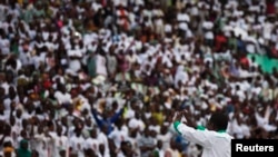 Presidential candidate Soumaila Cisse waves to his supporters at a campaign rally in Bamako, Mali, July 20, 2013. 