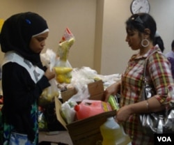 Warga datang mendapat sayuran dan buah segar dari program "Herdon Without Hunger".