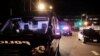 El personal de emergencia responde a la escena después que un automóvil atravesó un desfile festivo en Waukesha, Wisconsin, EE. UU., El 21 de noviembre de 2021. REUTERS / Daniel Steinle