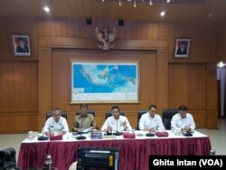 Menkopolhukam Wiranto dan pihak Kementerian Lembaga terkait dalam konferensi pers terkait Pengendalian Karhutla 2019, di kantor Kemenkopolhukam, Jakarta, Rabu, 21 Agustus 2018. (Foto: VOA/Ghita).