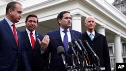 De izquierda a derecha, el representante Mario Díaz-Balart, R-Fla., el gobernador de Florida Ron DeSantis, el senador Marco Rubio, R-Fla., y el senador Rick Scott, R-Fla., hablan a los medios de comunicación después de su reunión con el Presidente Donald Trump sobre Venezuela, e