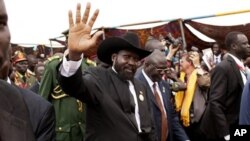 Rais wa Sudan Kusini Salva Kiir akisalimiana na wananchi.