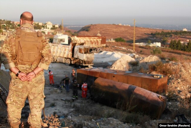 Seorang tentara Lebanon berjaga di dekat lokasi ledakan tangki bahan bakar di Akkar, di Lebanon utara, 15 Agustus 2021. (Foto: REUTERS/Omar Ibrahim)