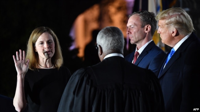 Anëtarja e re e Gjykatës së Lartë amerikane, Amy Coney Barrett bën betimin.