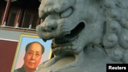 资料照：北京天安门城楼悬挂的毛泽东画像与城楼前的石狮。