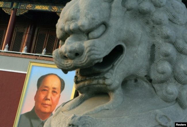 资料照：北京天安门城楼悬挂的毛泽东画像与城楼前的石狮。