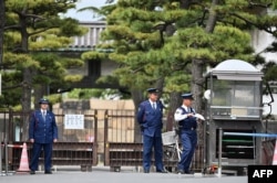 Polisi berjaga di pintu masuk halaman Istana Kekaisaran di Tokyo, 29 April 2019, sehari sebelum upacara turun takhta Kaisar Jepang Akihito.