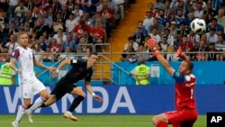 El croata Ivan Perisic, centro, anota el segundo gol de su equipo durante el partido del grupo D entre Islandia y Croacia, en la Copa Mundial de fútbol 2018 en el Rostov Arena en Rostov-on-Don, Rusia, el martes 26 de junio de 2018. (Foto AP / Vadim Ghirda)
