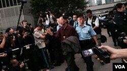 香港民主黨創黨主席李柱銘自願被警察拘捕，表示承擔責任，完成公民抗命 (美國之音湯慧芸拍攝)