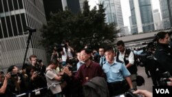 香港民主党创党主席李柱铭自愿被警察拘捕，表示承担责任，完成公民抗命 (美国之音汤慧云拍摄)