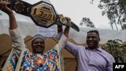 Le Camerounais Francis Ngannou, champion du monde des arts martiaux mixtes poids lourds (MMA), à Bafoussam, au Cameroun, le 1er mai 2021.