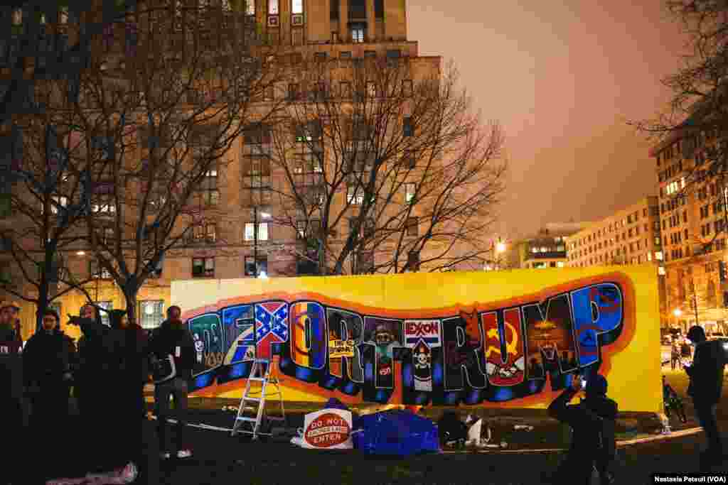 Sur la place McPherson, un graffiti géant "Deportrump" a été peint par des militants anti-trump, à Washington DC, le 20 janvier 2017. (VOA/Nastasia Peteuil)