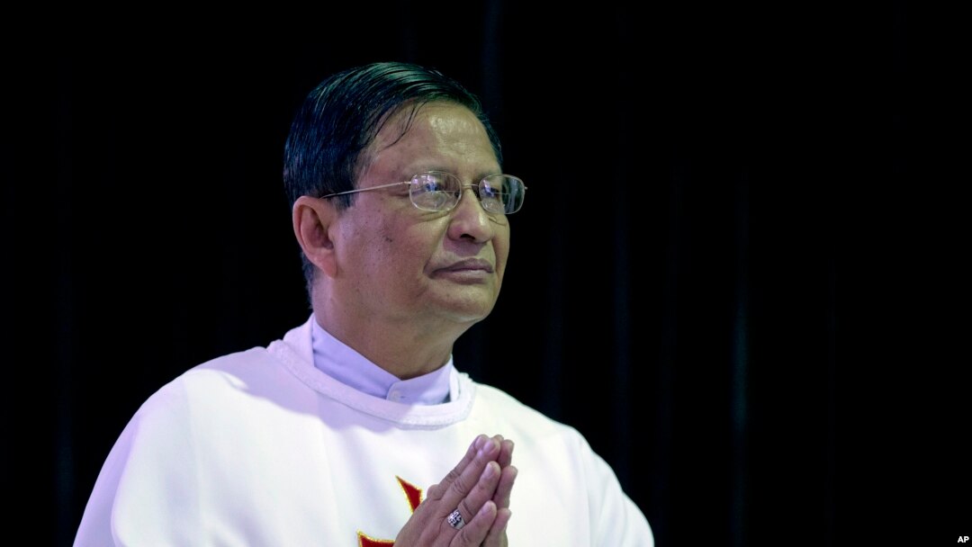 Kardinal Myanmar yang baru ditunjuk, Charles Maung Bo, berdoa dalam misa di sekolah misionari St. Paul di pinggir kota Yangon, Myanmar (5/1). (AP/Gemunu Amarasinghe)