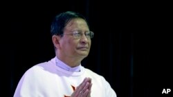 Kardinal Myanmar yang baru ditunjuk, Charles Maung Bo, berdoa dalam misa di sekolah misionari St. Paul di pinggir kota Yangon, Myanmar (5/1). (AP/Gemunu Amarasinghe)