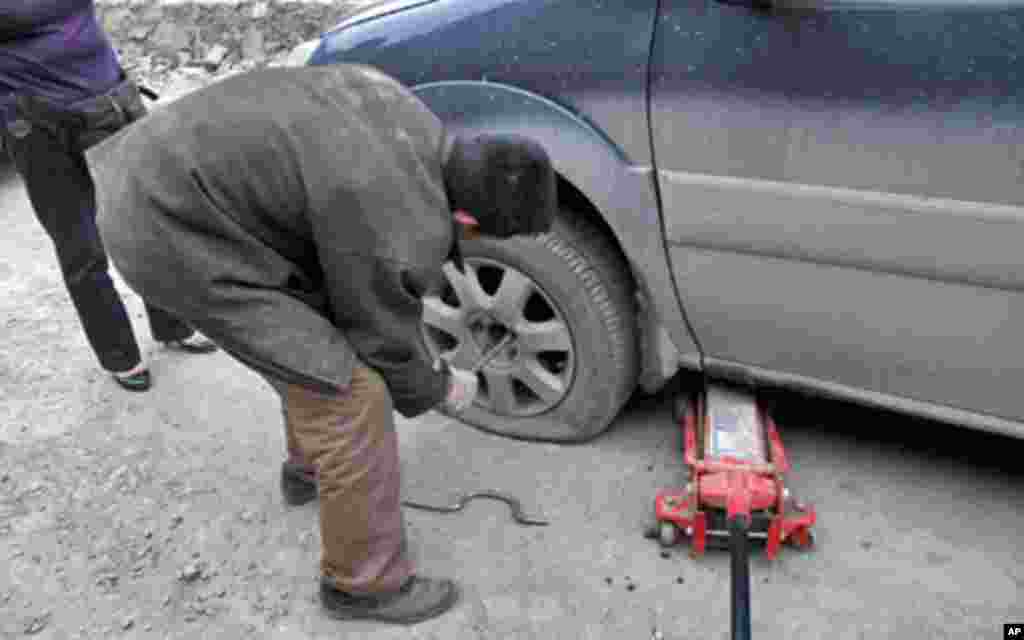 赵师傅帮我们换轮胎(1)